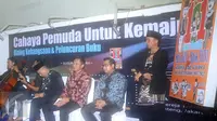 Cagub DKI Jakarta, Agus Harimurti Yudhoyono (ketiga kanan) saat menghadiri peluncuran buku 101 alasan memilih Mas Agus dan Mpok Sylvi di Jakarta, Senin (16/1). AHY juga melakukan dialog kebangsaan bersama pendukungnya. (Liputan6.com/Helmi Fithriansyah)
