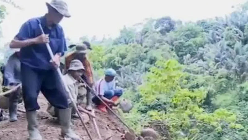 https://www.vidio.com/watch/739698-kiprah-nekat-kakek-pencari-setitik-air-di-gunung-cadas