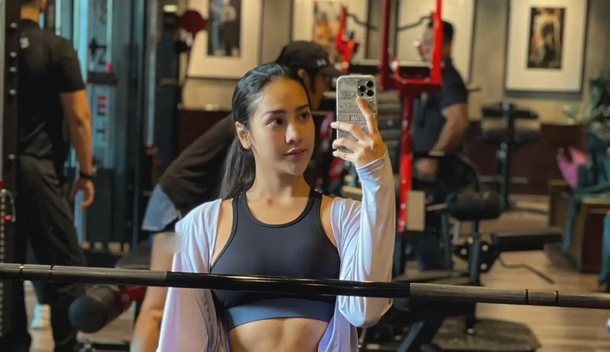 Anya Geraldine selalu tampil curi perhatian di berbagai momen. Seperti saat ia mirror selfie usai berolahraga. Gaya  natural Anya setelah berolahraga ini sukses bikin netizen Tanah Air terpesona. Tak heran foto Anya Selfie ini banjir pujian. (Liputan6.com/IG/@anyageraldine)