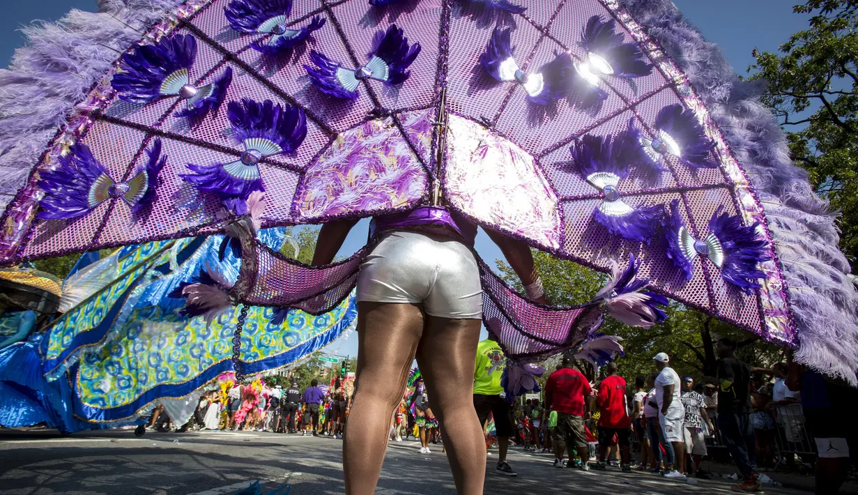 Seorang partisipan menari saat mengikuti West Indian Day Parade di Brooklyn, New York, Senin (7/9/2015). Parade yang berlangsung tiap tahun ini merayakan budaya Karibia dan sejarah. (REUTERS/Andrew Kelly)