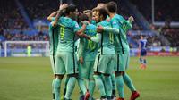 Para pemain Barcelona merayakan gol ke gawang Alaves pada laga La Liga di Stadion de Mendizorroza, Vitoria-Gasteis, Sabtu (11/2/2017). (AFP/Cesar Manso)