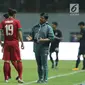 Pelatih Timnas Indonesia U-19, Indra Sjafri (kanan) memberi arahan pada Hanis Saghara Putra saat laga persahabatan melawan Thailand U-19 di Stadion Wibawa Mukti, Cikarang, Jawa Barat, Minggu (8/10). Indonesia menang 3-0. (Liputan6.com/Helmi Fithriansyah)