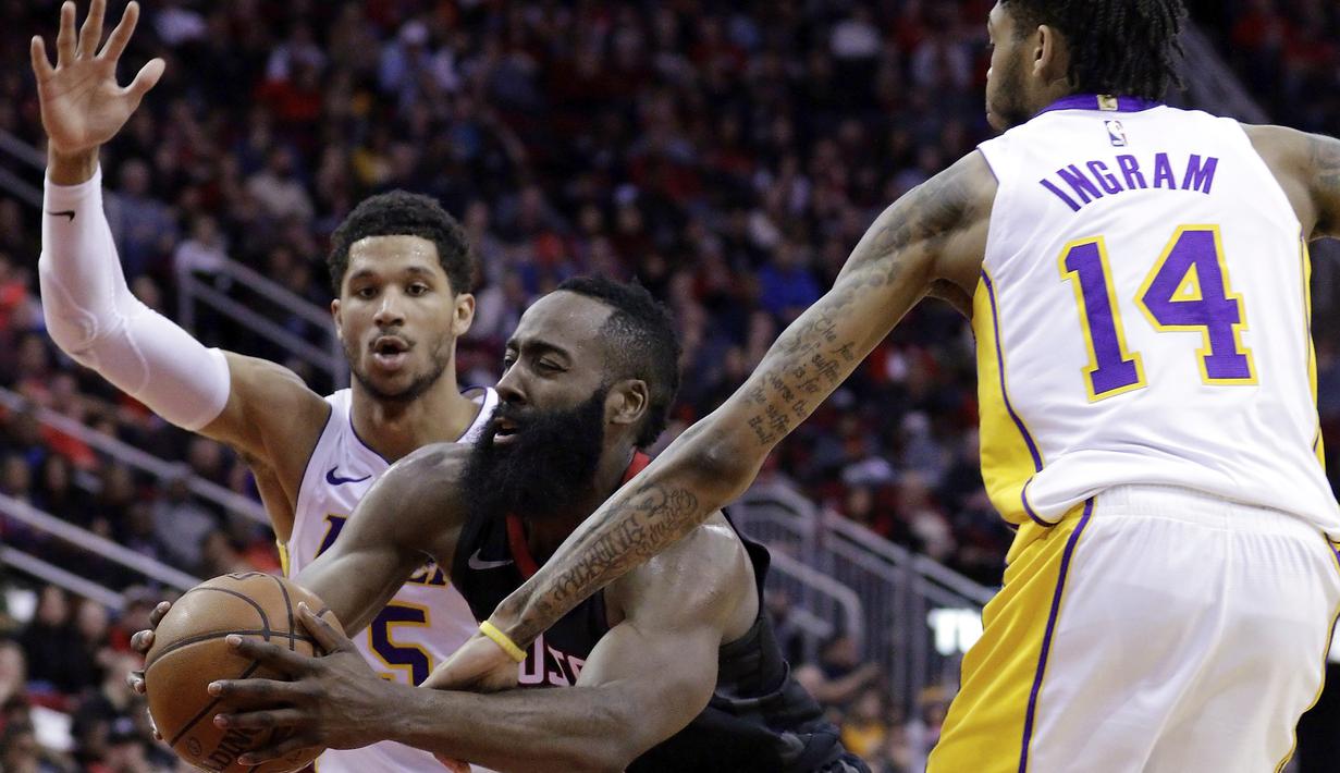 Pemain Houston Rockets, James Harden (13) mencoba melewati adangan dua pemain Lakers pada lanjutan NBA basketball game di Toyota Center, Houton, (31/12/2017). Rockets menang 148-142. (AP/Michael Wyke)
