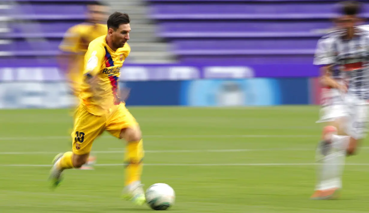 Striker Barcelona, Lionel Messi, menggiring bola saat melawan Real Valladolid pada laga La Liga di Stadion Jose Zorrilla, Sabtu (11/7/2020). Barcelona menang 1-0 atas Real Valladolid. (AP Photo/Manu Fernandez)