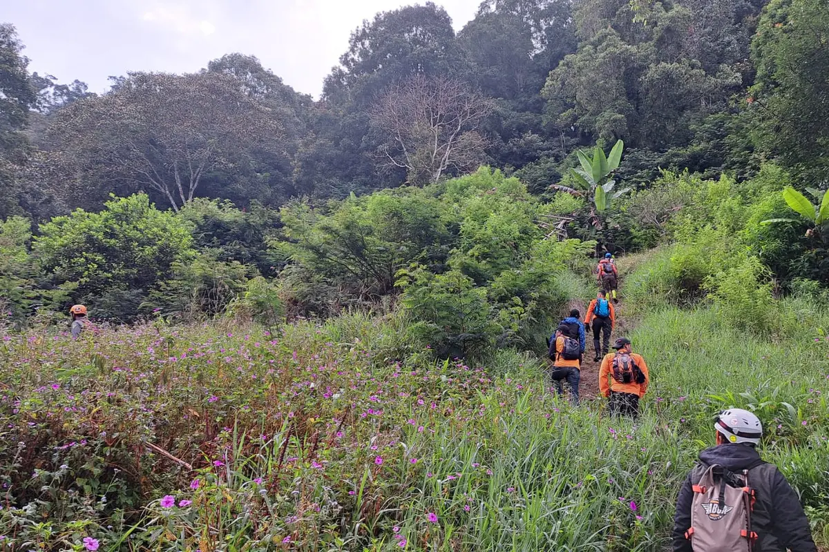 Tim SAR gabungan mencari orang yang dilaporkan hilang saat melakukan kegiatan tracking di kawasan Lembah Tengkorak, Lembang, Kabupaten Bandung.