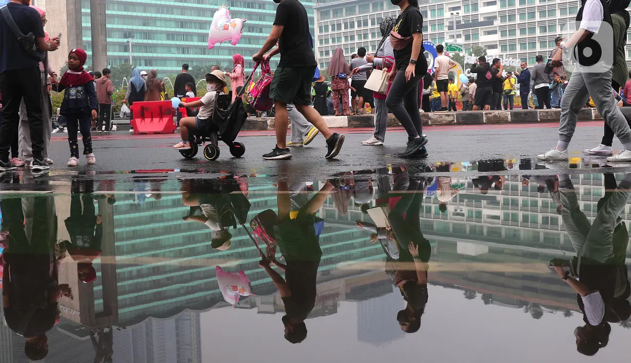 Warga berolahraga saat CFD di kawasan Bundaran HI, Jakarta, Minggu (3/7/2022). Meski sempat diguyur hujan tidak menyurutkan  masyarak untuk berolahraga di akhir pekan. (Liputan6.com/Angga Yuniar)