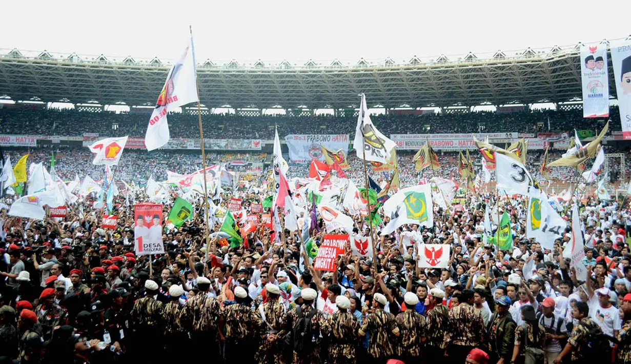 Ribuan orang memadati Gelora BUng Karno untuk mengikuti kampanye pasangan Prabowo-Hatta (Liputan6.com/Faizal Fanani)