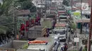 Truk-truk para sopir memadati jalan sepanjang kiloan meter di sekitar Kecamatan Parung Panjang. (merdeka.com/Arie Basuki)