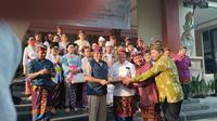 Gubernur DKI Jakarta Anies Baswesan melakukan kunjungan ke Parisada Hindu Dharma Indonesia di Rawamangun, Jakarta Timur. (Dok. Liputan6.com/Winda Nelfira)