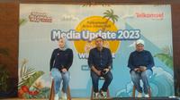 Vice President Consumer Sales Area Jawa Bali Telkomsel, Riny Novitriyanti (kiri), Vice President Corporate Communications Telkomsel, Saki H Bramono (tengah) saat konferensi pers dengan awak media Jabanusra di Denpasar, Bali. Foto (Liputan6.com / Dian Kurniawan)