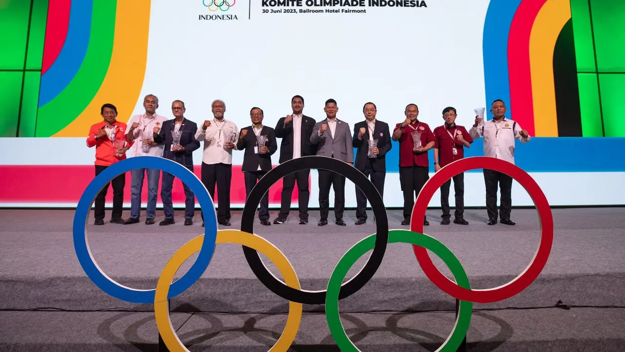 PB ESI menerima penghargaan dari NOC Indonesia saat puncak acara Kongres NOC Indonesia (PBESI)