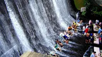 Sensasi Seru Makan di 'Bawah' Air Terjun