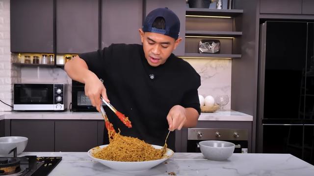 Mukbang Tanboy Kun Santap 12 Bungkus Mie Sedaap Varian Baru ala Chef Devina, Bikin Ngiler!