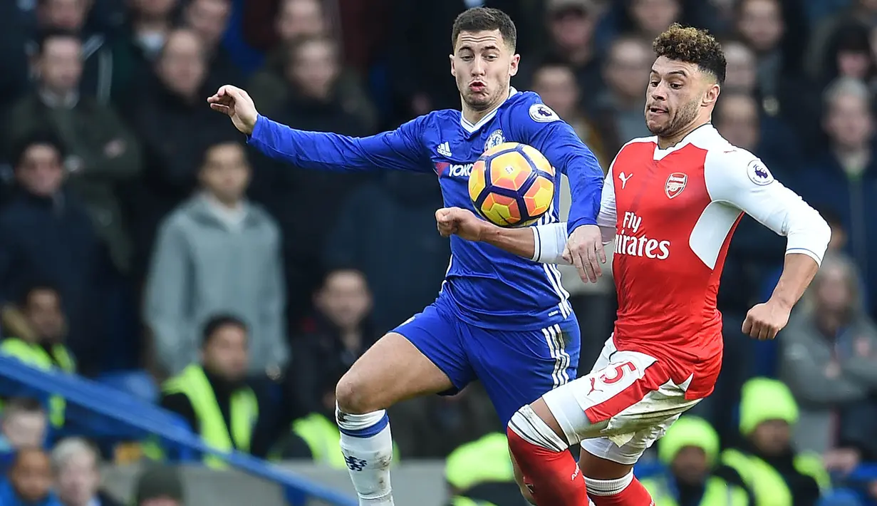 Gelandang Chelsea, Eden Hazard, berusaha melewati gelandang Arsenal, Alex-Oxlade Chamberlain. Pada laga ini Chelsea meleaskan 13 kali tembakan, sementara Arsenal hanya sembilan kali. (EPA/Andy Rain)