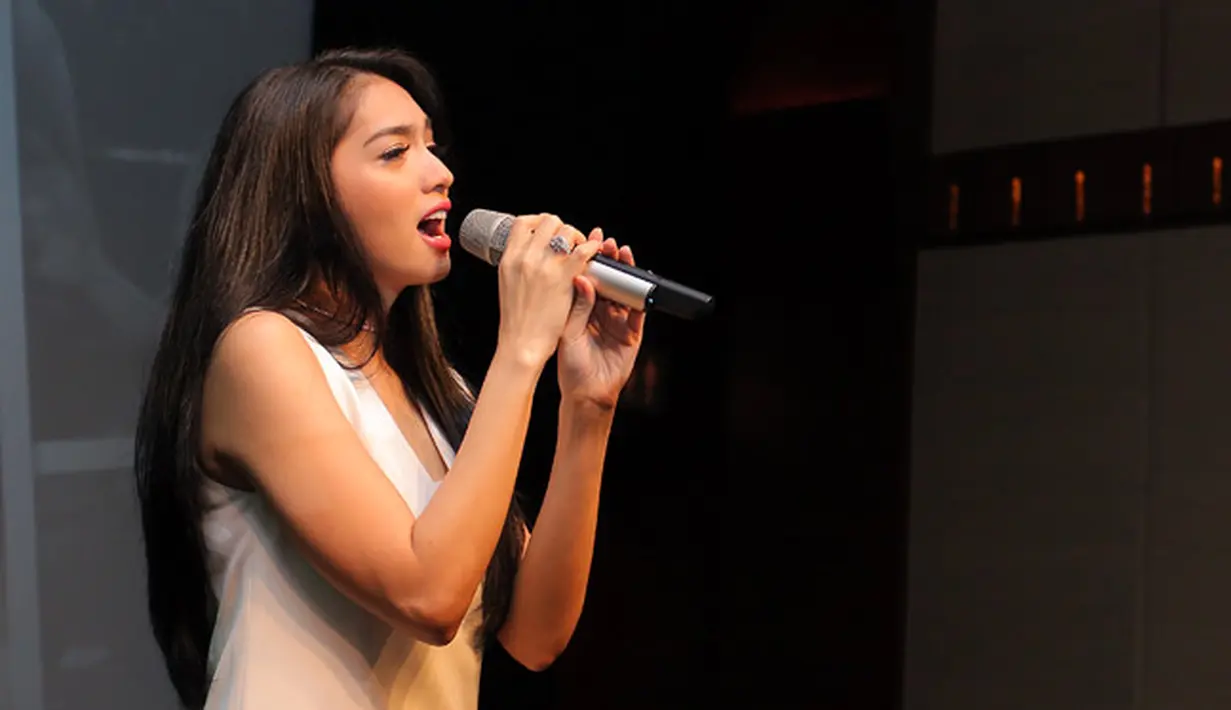 Entah apa maksud dari Angel dengan pernyataannya tersebut. Selama ini, perempuan 31 tahun itu belum  terdengar kapan menikahnya. Ia juga sedang dalam keadaan senang. (Deki Prayoga/Bintang.com)