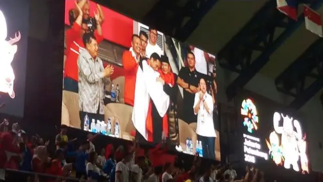 Jokowi dan Prabowo memeluk atlet pencak silat Indonesia