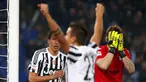 Kiper Lazio, Federico Marchetti (kanan) terlihat meyesal saat pemain Juventus Paulo Dybala (tengah mencetak gol ke gawanngnya pada lanjutan Liga Italia Serie A di Stadion Olimpico, Sabtu (5/12/2015) dini hari WIB. (REUTERS/Tony Gentile)