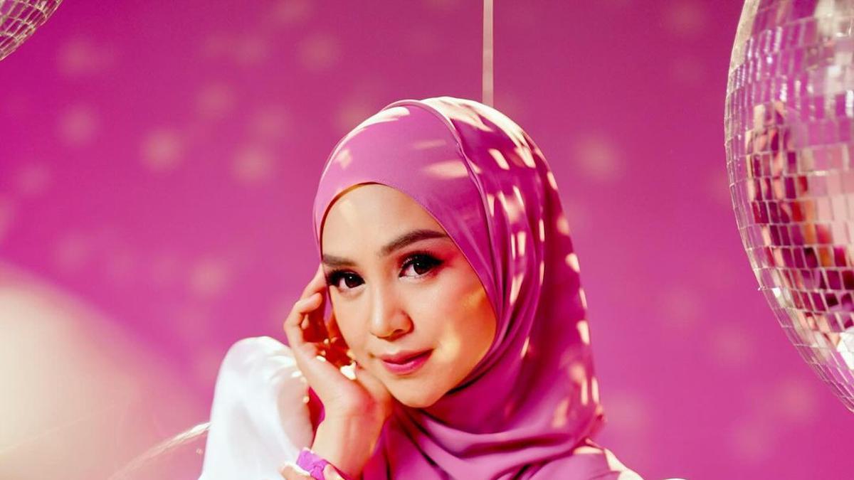 6 Gaya Elegan dan Stylish Ria Ricis dalam Balutan Outfit Serba Hitam
