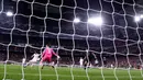 Pemain Real Madrid Isco (kiri) mencetak gol ke gawang Manchester City pada leg pertama babak 16 Liga Champions di Stadion Santiago Bernabeu, Madrid, Spanyol, Rabu (26/2/2020). Manchester City menang 2-1. (AP Photo/Manu Fernandez)