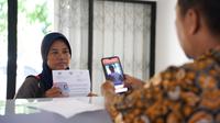 PT Pos Indonesia (Persero) atau PosIND, telah menyelesaikan amanah pemerintah untuk menyalurkan bantuan sosial (bansos) sembako dan Program Keluarga Harapan (PKH) di Jakarta untuk tahap 3 dan 4 sepanjang tahun 2024. Penyaluran berlangsung tepat sasaran dan transparan. (Dok. Pos Indonesia)