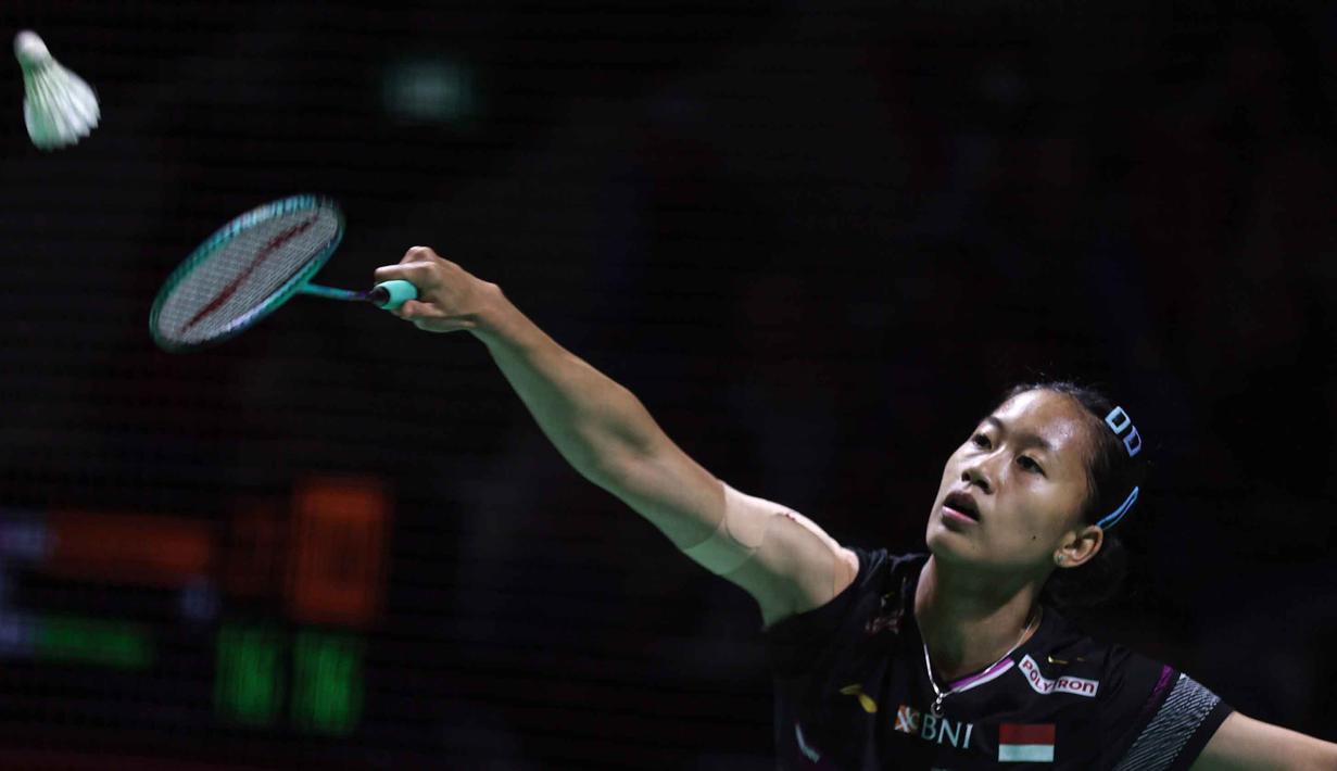Selisih poin itu terus bertambah karena kesalahan pengamatan yang beberapa kali dilakukan Sung Shuo Yun. Tampak dalam foto, pebulu tangkis tunggal putri Indonesia, Putri Kusuma Wardani saat beraksi melawan wakil Taiwan, Sung Shuo Yun, pada babak 32 besar Indonesia Masters 2026 di Istora Gelora Bung Karno, Senayan, Jakarta, Rabu (21/1/2026) malam. (Bola.com/Abdul Aziz)