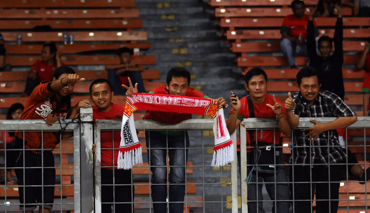Meski terbilang sepi, beberapa suporter terlihat antusias menyaksikan laga persahabatan Timnas Indonesia U-19 vs Myanmar U-19 di Stadion GBK Jakarta, (5/5/2014). (Liputan6.com/Helmi Fithriansyah)