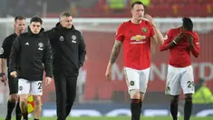 Manajer Manchester United, Ole Gunnar Solskjaer bersama timnya, Daniel James, Phil Jones dan Aaron Wan-Bissaka meninggalkan lapangan setelah laga lanjutan Liga Inggris kontra Burnley di Old Trafford, Rabu (23/1/2020). MU tidak berdaya di kandang sendiri usai takluk 0-2 dari Burnley. (Paul ELLIS/AFP)