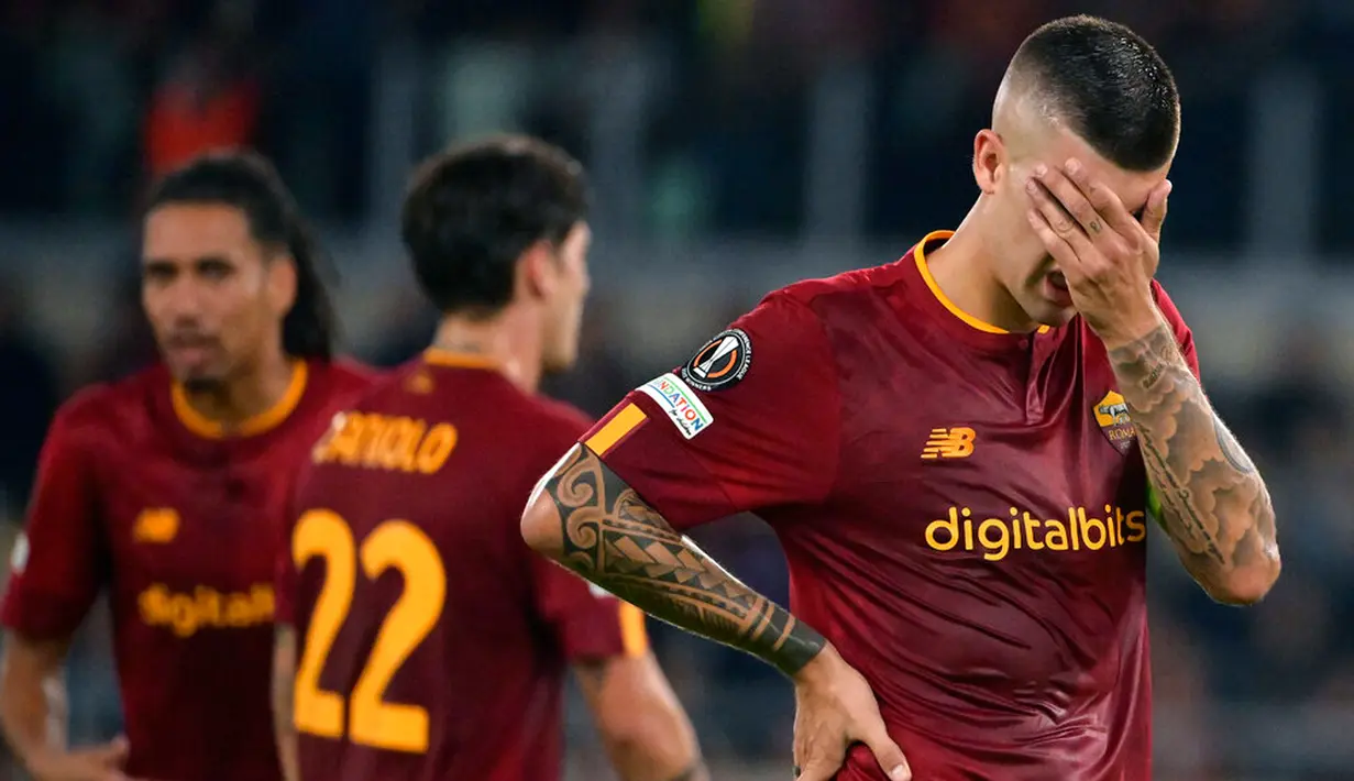 Reaksi pemain AS Roma Gianluca Mancini setelah pemain Real Betis mencetak gol pada pertandingan sepak bola Liga Europa di Roma, Italia, 6 Oktober 2022. AS Roma kalah 1-2 dari Real Betis. (Alfredo Falcone/LaPresse via AP)