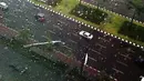 Citizen6, Jakarta:Rabu (16/3), Angin yang begitu kencang disertai hujan deras melanda Senayan, bahkan kemudian turun hujan es sebesar bola golf telah merobohkan tiang listrik dikawasan Senayan(Pengirim:Spiderio)
