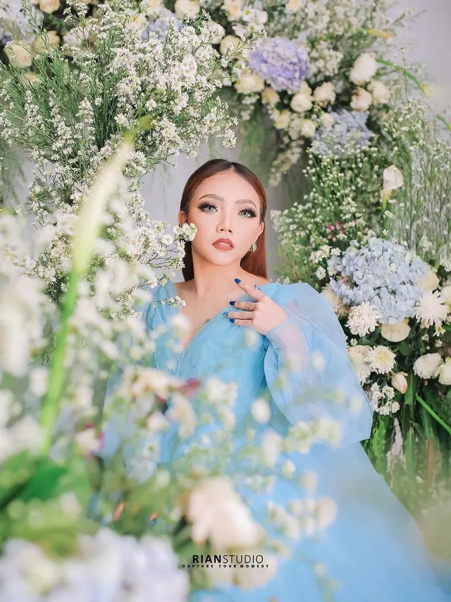 Gaya Pemotretan Syahiba Saufa dengan Gaun Biru Muda, Bak Cinderella. (Sumber: Instagram/riandypratama.id)