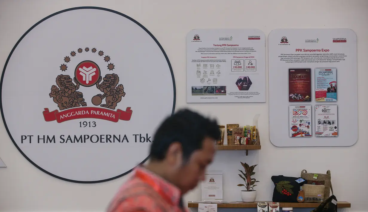Pengunjung melintas di Paviliun Sampoerna pada Trade Expo Indonesia ke-33 di ICE BSD City, Tangerang, Banten, Rabu (24/10). Sampoerna mendukung pengembangan UKM melalui program Sampoerna Retail Community (SRC). (Liputan6.com/HO/Adri)