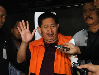 Kepala Dinas Pendapatan Pengelolaan Keuangan dan Aset Daerah Kab Musi Banyuasin, Syamsudin Fei melambaikan tangan usai menjalani pemeriksaan terkait kasus suap pembahasan RAPBD di gedung KPK Jakarta, Sabtu (20/6/2015). (Liputan6.com/Helmi Fithriansyah) 