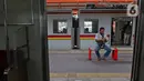 Penumpang menunggu Kereta Commuterline di Stasiun Bekasi, Kota Bekasi, Jawa Barat, Selasa (23/11/2021). Dirjen Perkeretaapian Kementerian Perhubungan mulai mengaktifkan bangunan baru Stasiun Bekasi dan menonaktifkan jalur 1, 2, dan 3 di area bangunan lama stasiun itu. (Liputan6.com/Herman Zakharia)