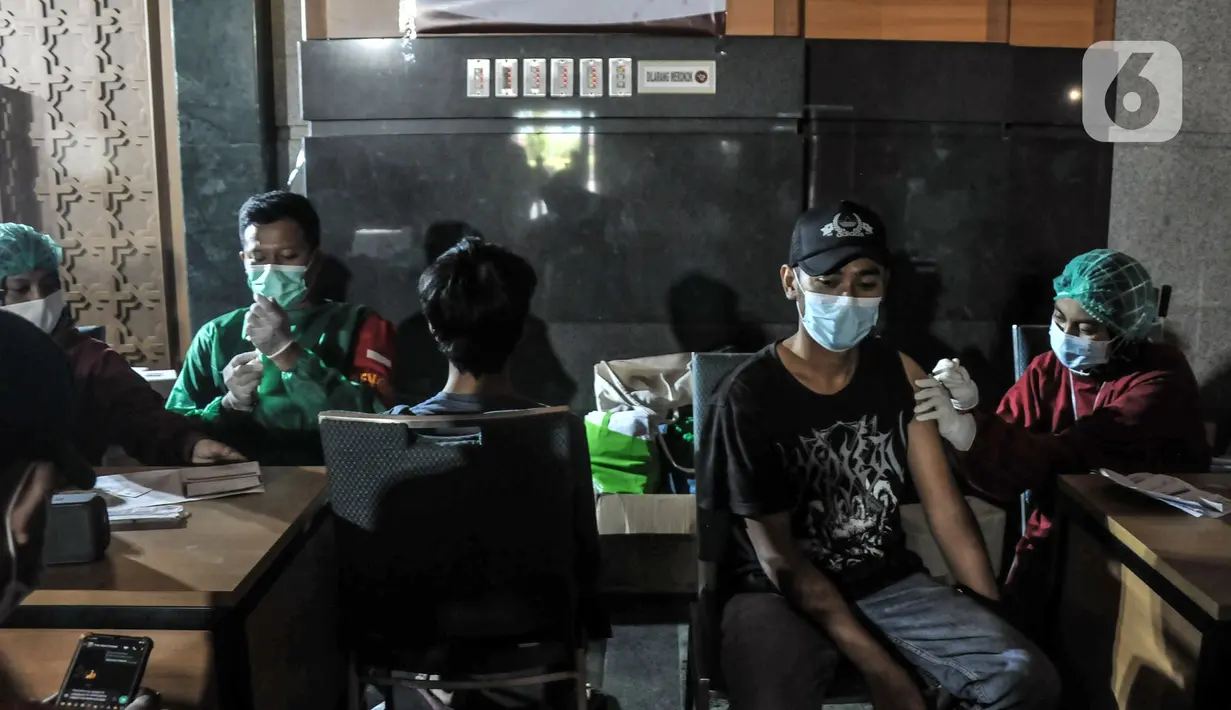 Warga mengikuti vaksinasi COVID-19 di Jakarta Islamic Center, Koja, Jakarta Utara, Selasa (7/9/2021). Situs covid-19.go.id mencatat, program vaksinasi COVID-19 di Indonesia telah mencapai 32,1 persen dari total jumlah sasaran 208 juta jiwa. (merdeka.com/Iqbal S. Nugroho)