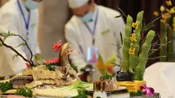 Para chef menyiapkan hidangan dalam sebuah kompetisi memasak di Wilayah Yinan di Kota Linyi, Provinsi Shandong, China timur (12/12/2020). (Xinhua/Wang Yanbing)