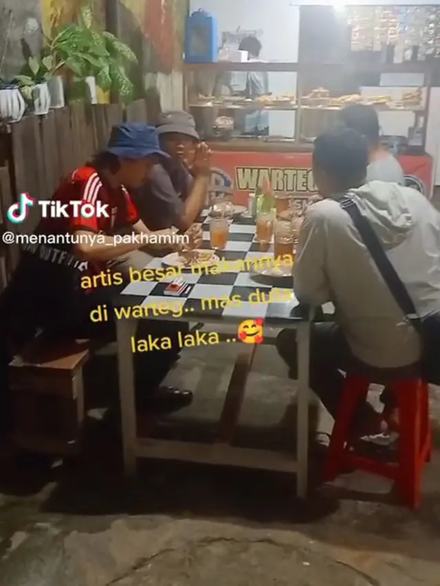 6 Potret Duta Sheila On 7 Makan di Warteg, Tampil Santai Pakai Jersey Bola