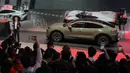 Pameran yang selalu jadi panggung bagi pabrikan otomotif global untuk memamerkan inovasi terbarunya akan berlangsung hingga 3 Mei 2026 mendatang. Tampak dalam foto, Presiden dan CEO Porsche China, Alexander Pollich, berbicara di samping Porsche Cayenne setelah diluncurkan di Beijing Auto Show 2026 atau Auto China 2026, Jumat 24 April 2026. (AP Photo/Andy Wong)