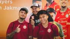 Pemain Persija Jakarta Shayne Pattynama dan Hafız Rizkianur berpose dengan Jakmania dalam acara meet and greet di Kantor Pusat Bank Jakarta pada Rabu (18/2/2025). (Bola.com/Nur Iman Ali)