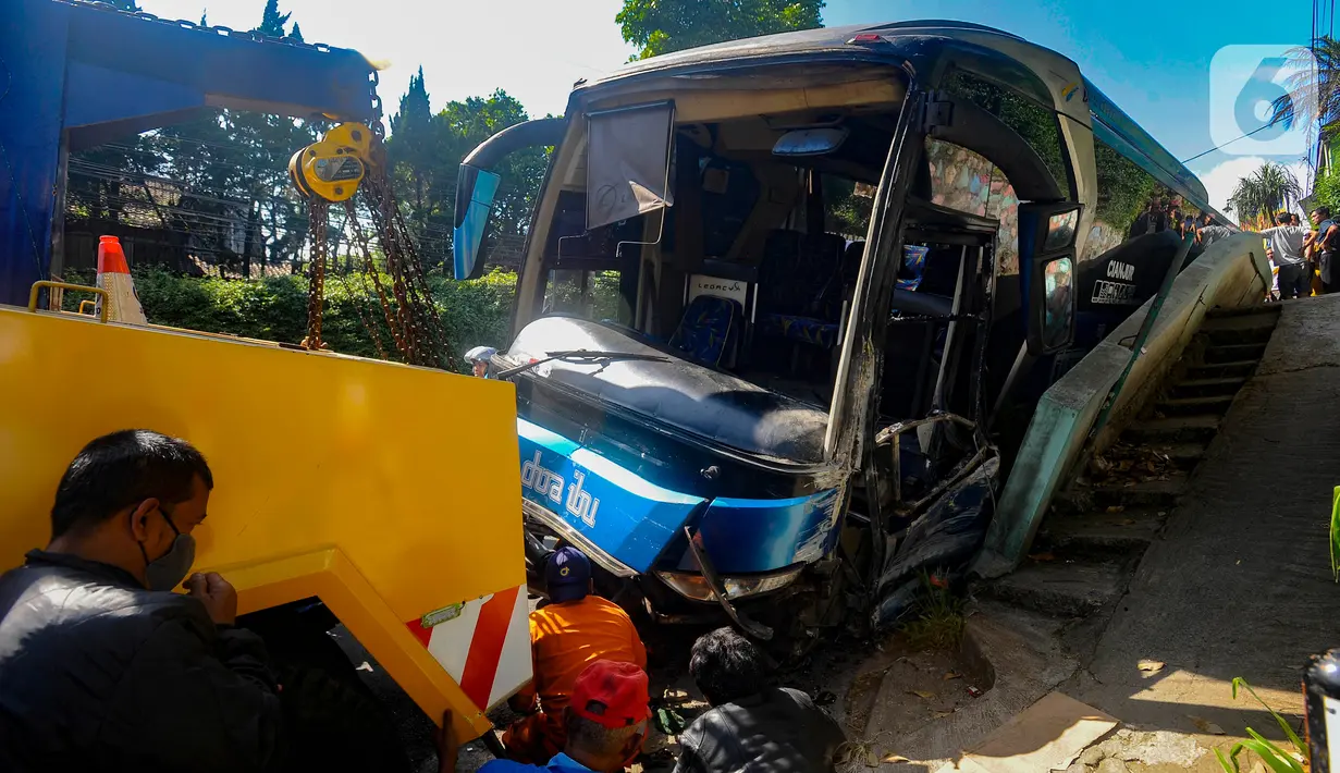 Kecelakaan bermula akibat bus berpenumpang 8 orang mengalami rem blong dan menabrak angkutan kota.(merdeka.com/Arie Basuki)
