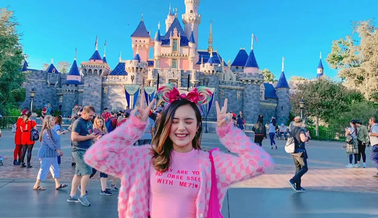 Beby bermain ke Disneyland dengan tema outfit all-pink yang membuat penampilannya semakin modis. (Liputan6.com/IG/@bebytsabina)