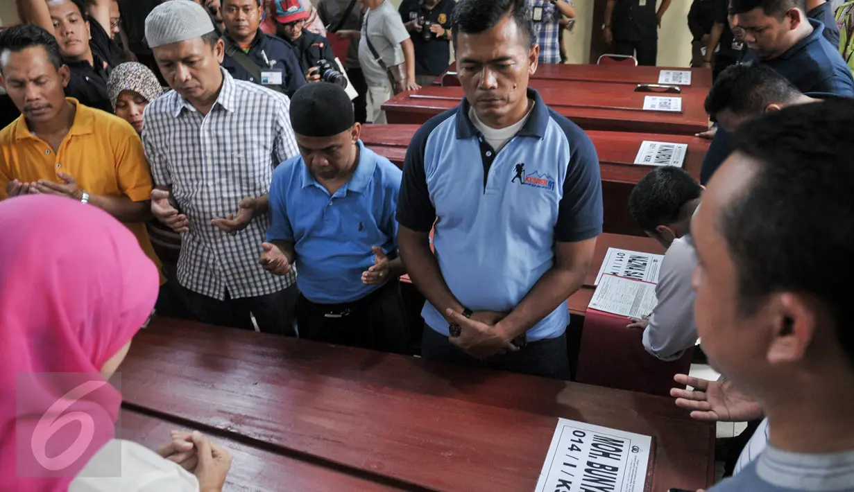 Keluarga korban KM Zahro mendoakan jenazah usai serah terima dengan pihak Kepolisian di RS Polri, Jakarta, Selasa (3/1). Sebanyak 5 jenazah KM Zahro yang telah teridenfikasi oleh tim DVI Polri diserahkan kepada keluarga korban. (Liputan6.com/Yoppy Renato)
