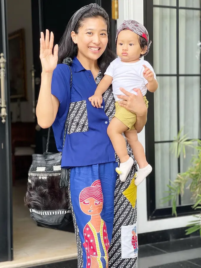 [Fimela] Penuh Kehangatan, Ini 6 Potret Kebersamaan Olivia Zalianty dengan Sang Buah Hati