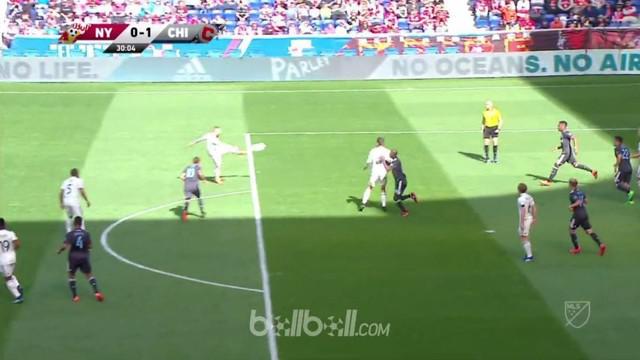 Aleksandar Katai mencetak kandidat gol MLS terbaik musim ini saat bantu menangkan timnya Chicago Fire atas NY Red Bulls 2-1 pada S...