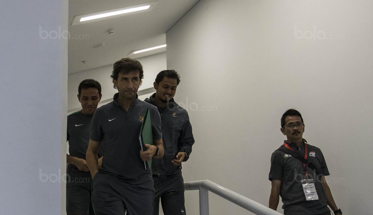 Pelatih Timnas Indonesia, Luis Milla, bersiap memimpin latihan di SUGBK, Jakarta, Sabtu (13/1/2018). Timnas Indonesia menggelar latihan terakhir sebelum laga persahabatan melawan Islandia. (Bola.com/Vitalis Yogi Trisna)