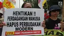 Massa dari berbagai elemen berunjuk rasa memperingati Hari Buruh Migran Internasional 2018 di depan Istana Merdeka, Jakarta (18/12). Mereka meminta pemerintah untuk memberikan jaminan lapangan pekerjaan dengan upah minimum. (Merdeka.com/Imam Buhori)