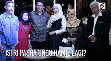 Istri Pasha Ungu, Adelia Wilhelmina memberikan klarifikasi terkait kabar kehamilannya.