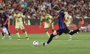 Pemain Barcelona, Anthony Gordon, saat mengeksekusi penalti saat kemenangan 2-1 atas Al Ahly dalam ajang Joan Gamper Trophy di Spotify Camp Nou, Kamis (20/8/2026) dini hari WIB.