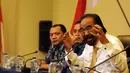 Ketua Partai Nasdem, Surya Paloh (kanan) menjawab pertanyaan usai pengunduran Patrice Rio Capella di Kantor DPP Partai Nasdem, Jakarta, Kamis (15/10/2015). Rio Capella tersangka oleh KPK untuk kasus bansos Provinsi Sumut. (Liputan6.com/Helmi Fithriansyah)