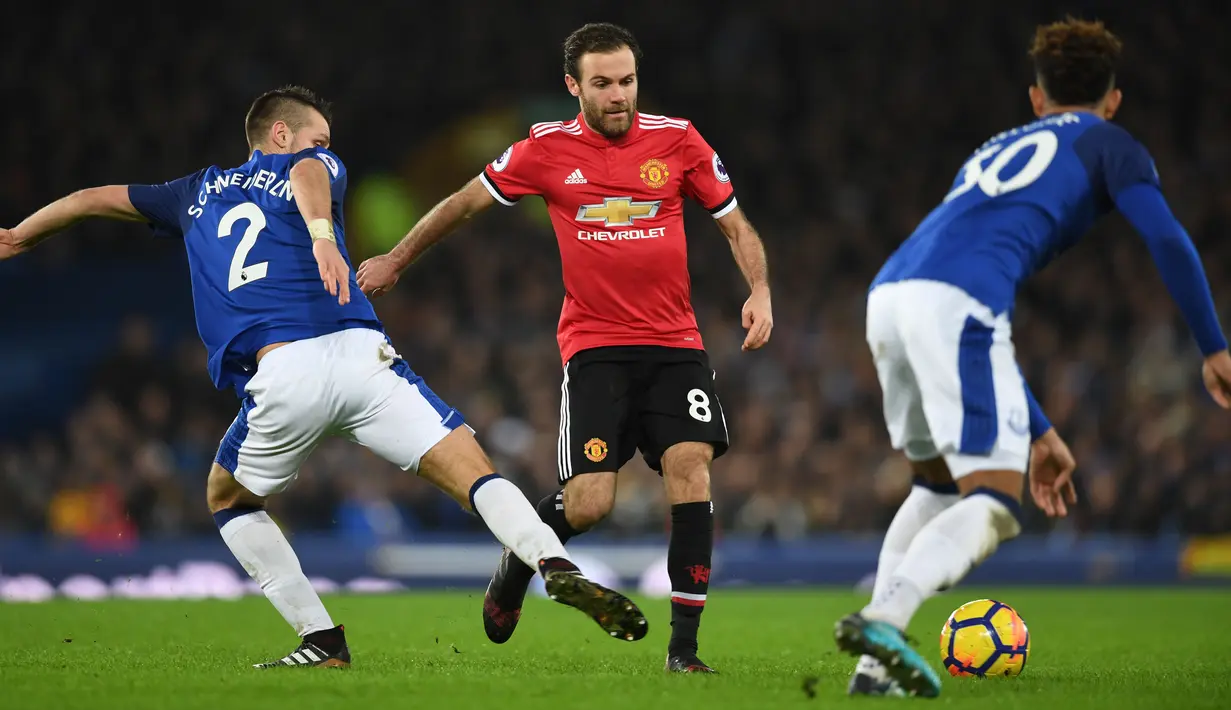Gelandang Manchester United Juan Mata berusaha mengambil bola dari pemain Everton saat pertandingan Liga Inggris di Goodison Park, Liverpool (1/1). Dua gol United tercipta di babak kedua lewat aksi Anthony Martial dan Jesse Lingard. (AFP Photo/Paul Ellis)