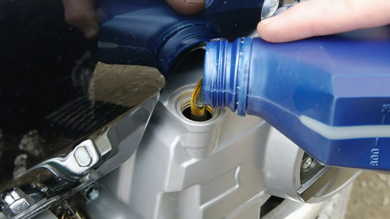 5 Momen Spesial Bisa Terwujud Kalau Kamu Pintar Ganti Oli Motor  